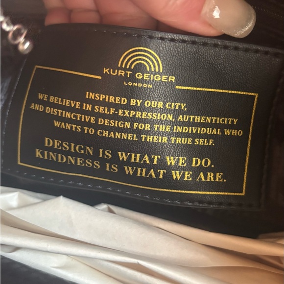 Authentic KURT GEIGER LONDON Quilted 2 compartment magnetic closure shoulder bag - Picture 8 of 17